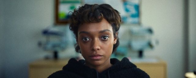 Sophie Wilde est Mia dans Everything Now.