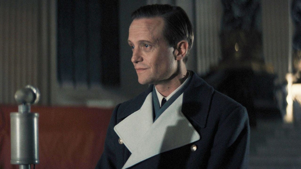 Près d'1 million d'entrées en France : August Diehl, star de Les Rayons et les Ombres, réagit au succès du film avec Jean Dujardin [EXCLU]
