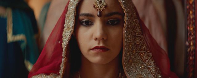 Lina El Arabi dans Noces