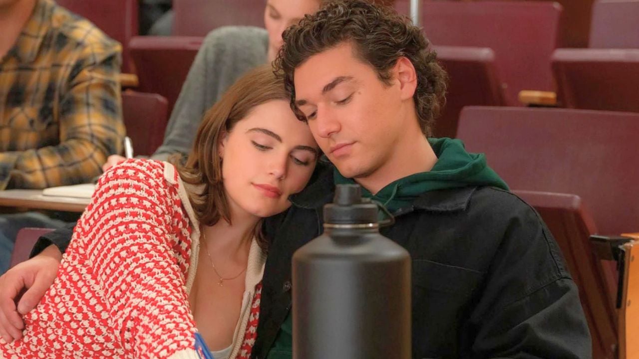 Off Campus est-elle une bonne série ? Voici les premiers avis spectateurs sur cette romance déconseillée aux moins de 16 ans.