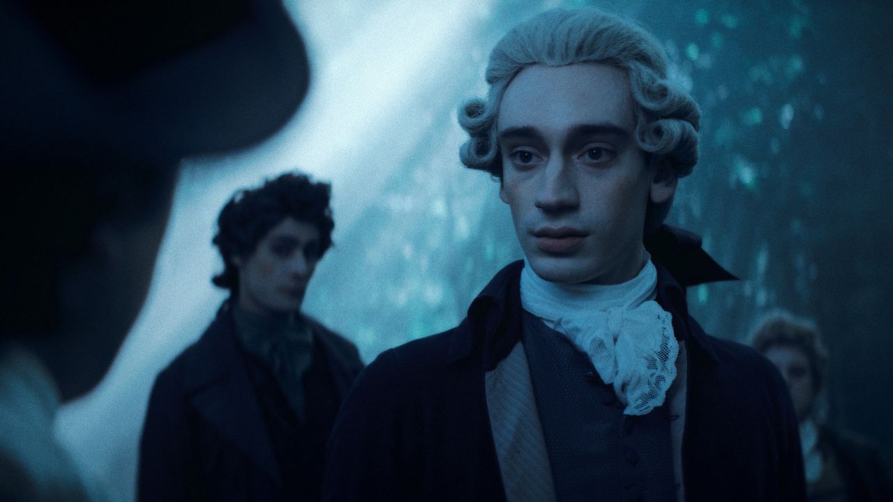 L'acteur joue Marquis de Lafayette dans la série 