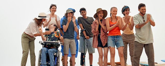 L'équipe de Lycée Toulouse-Lautrec en tournage sur les dunes, au Maroc.
