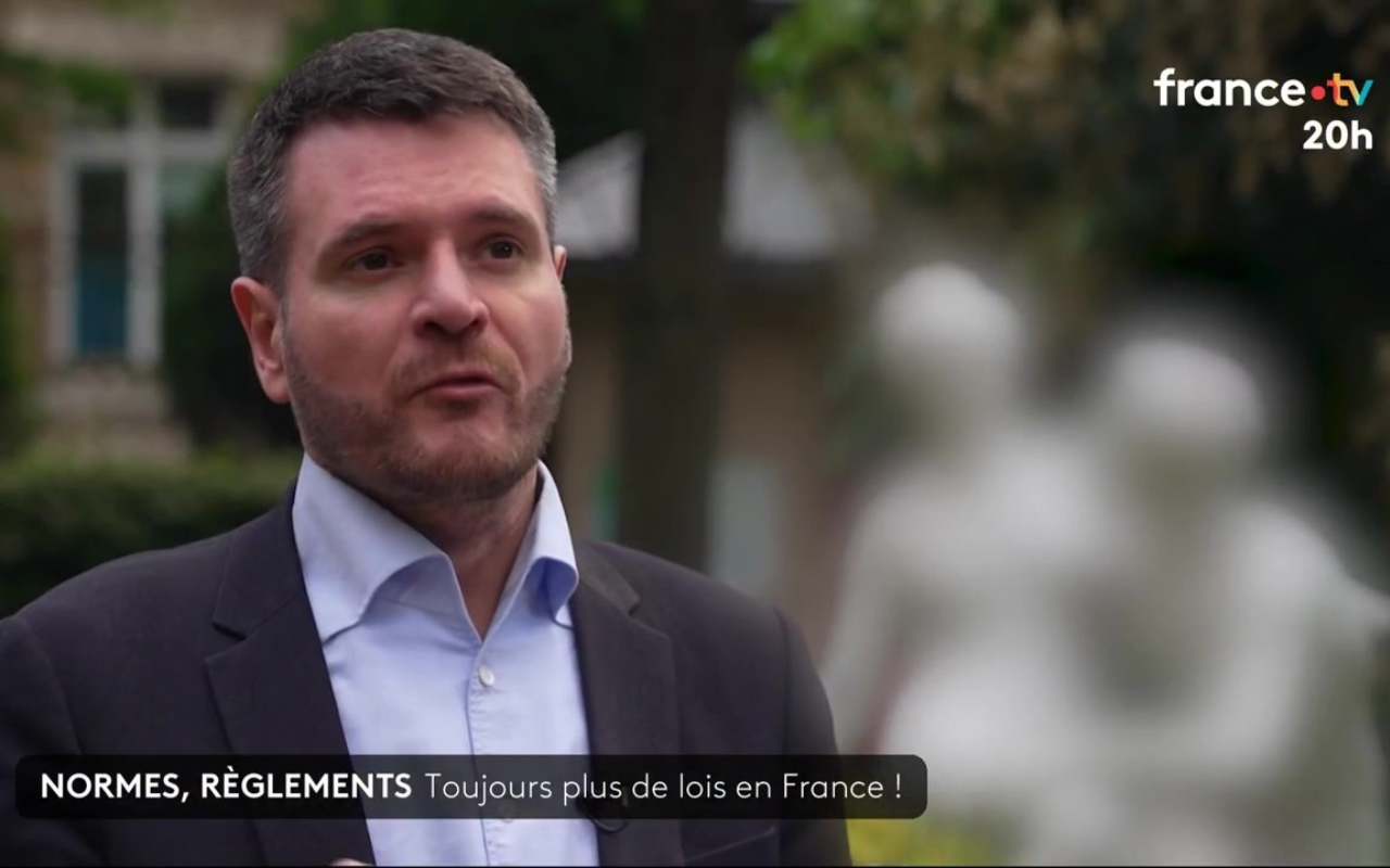 Benjamin Morel apparaît devant une statue floutée.