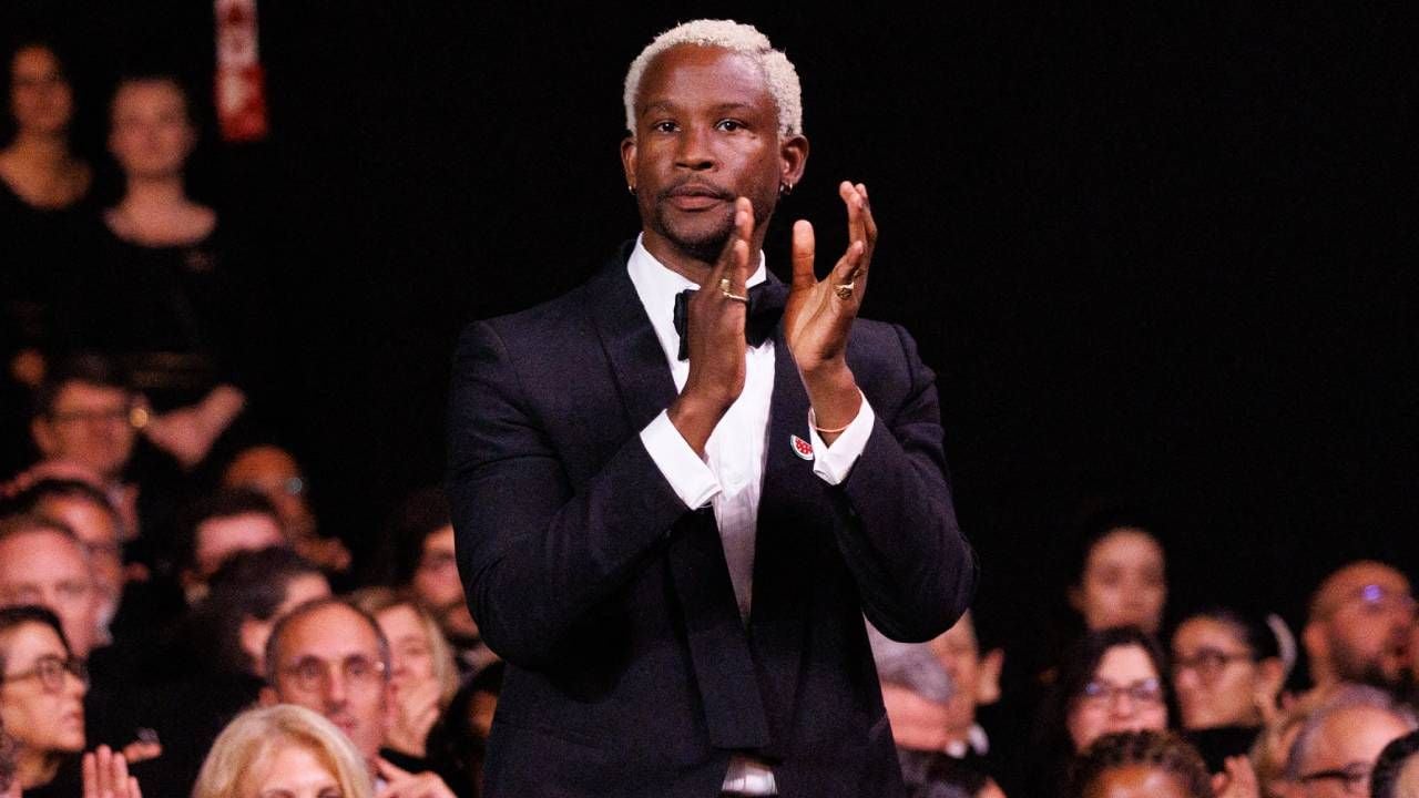 Akinola Davies Jr. au moment de recevoir sa mention spéciale