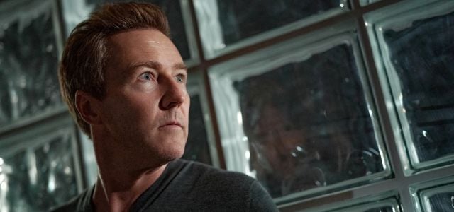 Edward Norton dans le rôle de l'extravagant milliardaire Miles Bron