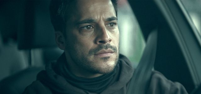 Kostja Ullmann dans le rôle de Max