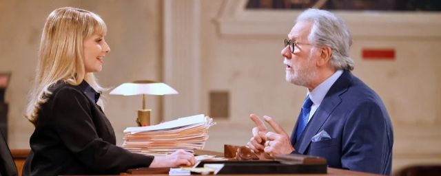 Melissa Rauch face à John Larroquette dans Night Court.