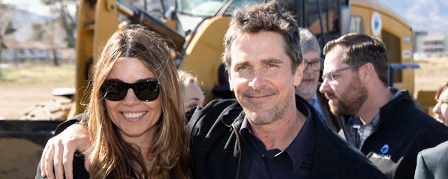 Christian Bale et sa femme Sibi Blazic à l'inauguration du chantier de construction du nouveau centre de placement familial à Palmdale