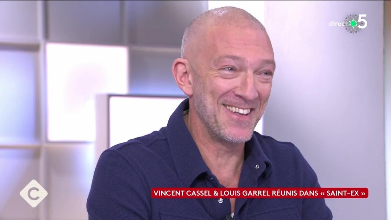 C à Vous : Vincent Cassel tente de s'éclipser avant la fin, Anne-Elisabeth Lemoine le retient