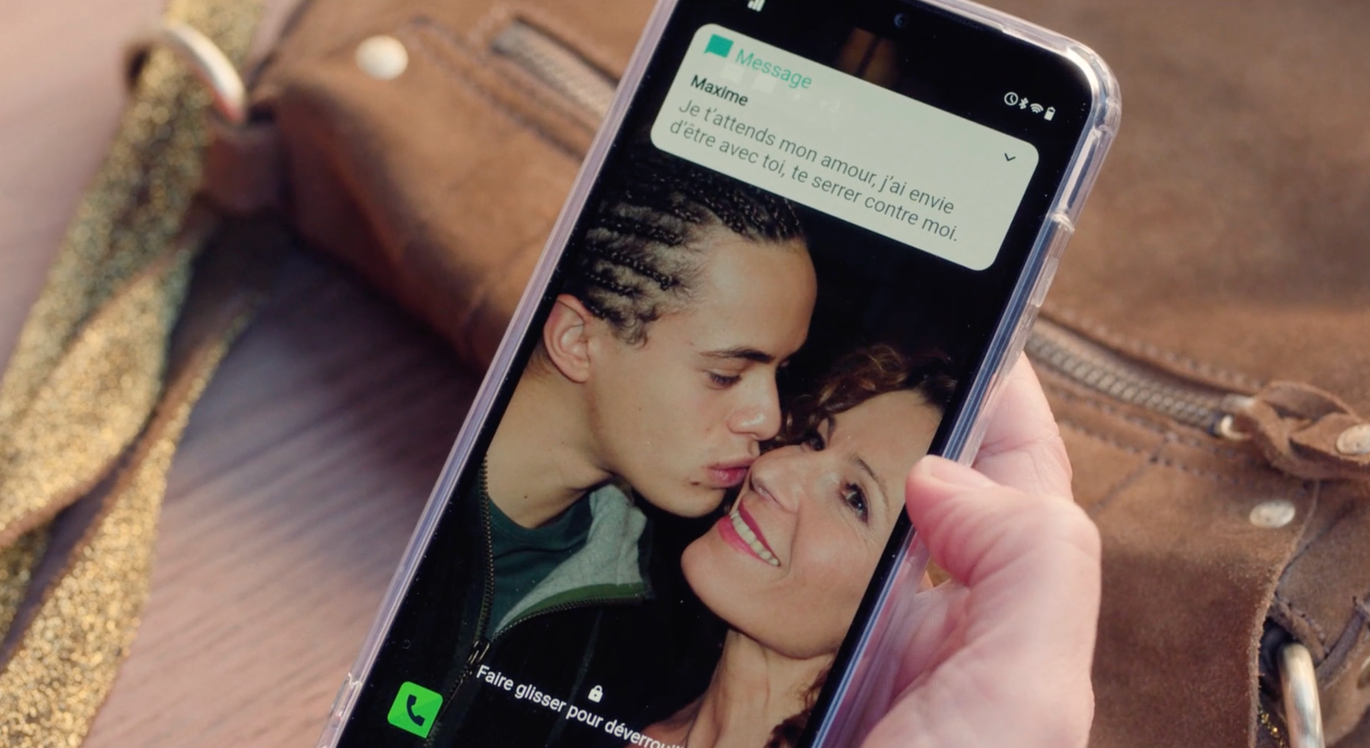 Rudy et Mirta en fond d'écran du téléphone de Luna