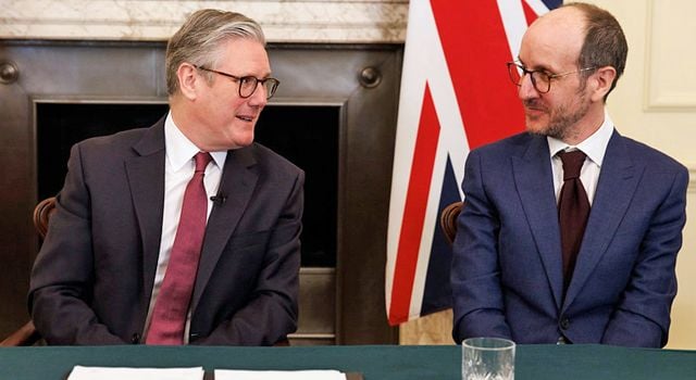 Le Premier Ministre britannique Keir Starmer et le co-créateur d'Adolescence Jack Thorne.