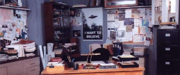 Le bureau de Fox Mulder au sous-sol du FBI. Au fond, le poster culte