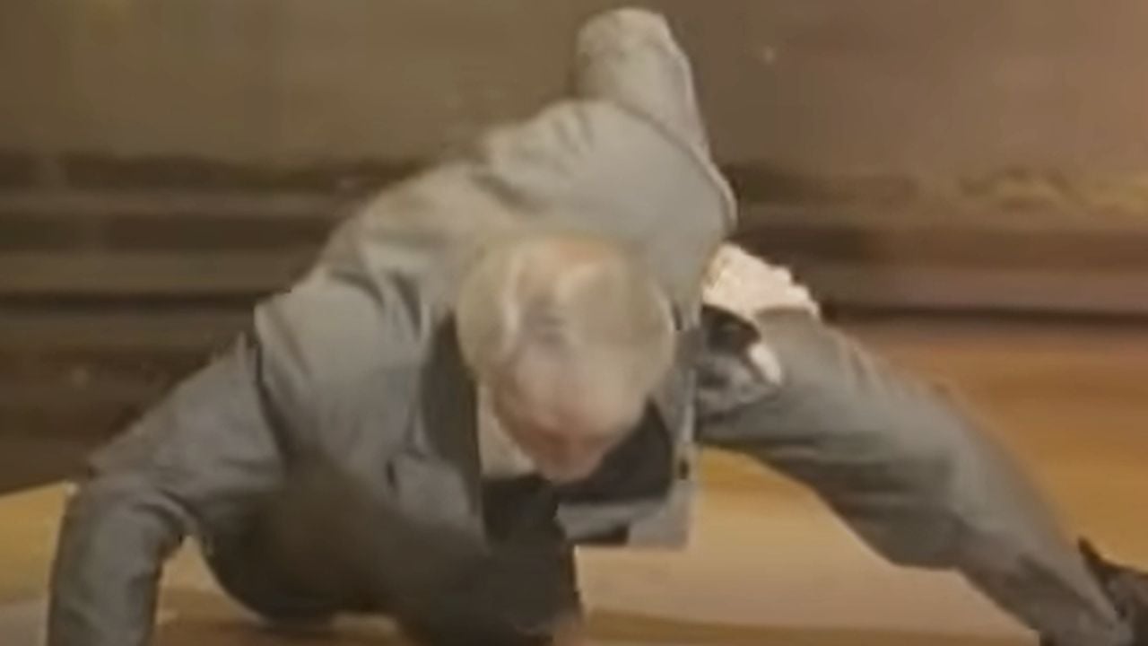 Après avoir reçu son Oscar, il fait des pompes sur scène... Alors âgé de 73 ans, qui est cet acteur légendaire qui a stupéfait Hollywood ?