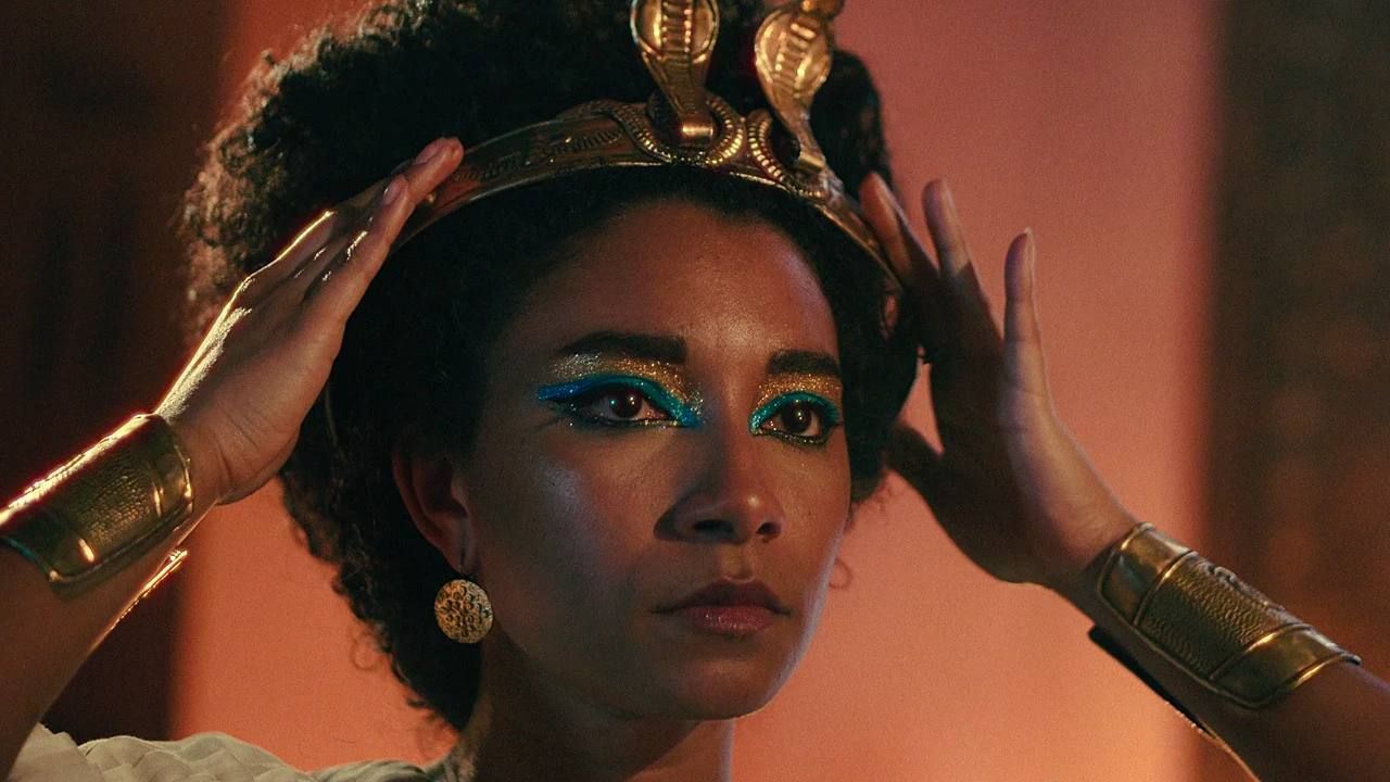 Adele James sous les traits de Cléopâtre 