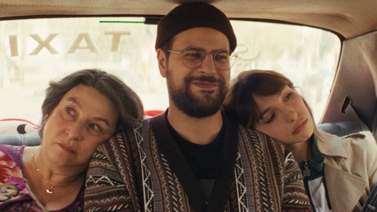 Tout va super est-il un bon film ? Que pensent les spectateurs de cette nouvelle comédie portée par Hakim Jemili et Noémie Lvovsky ?