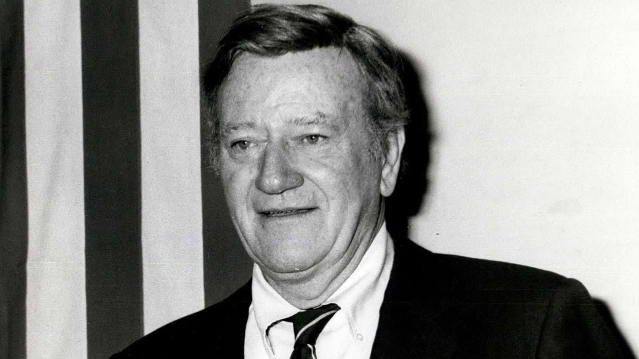 Il y a 98 ans, avant de devenir une immense star, John Wayne a bien failli mourir dans cette scène incroyable !