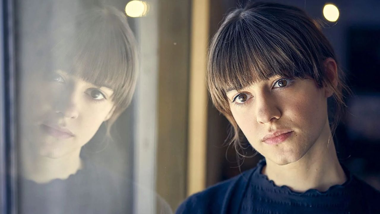 Daisy Edgar-Jones dans la superbe série Normal People.