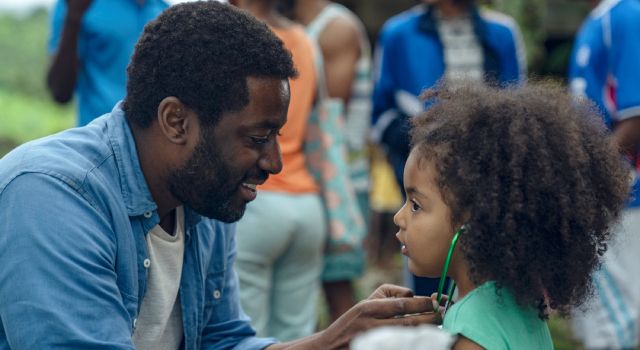 Ashley Thomas dans le rôle d'Alex Dalton