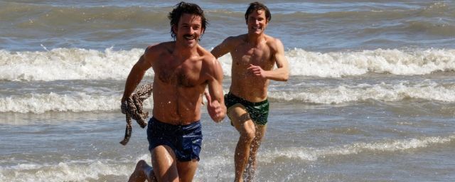 Jonathan Bailey et Matt Bomer dans 