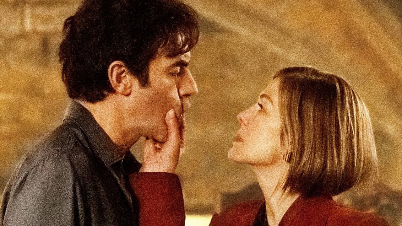 Nouveau sur Netflix : Rosamund Pike fait vivre un enfer à Sacha Baron Cohen dans cette comédie piquante à ne pas rater