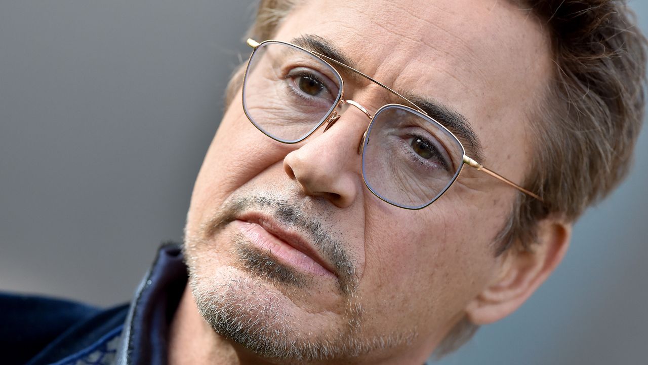 Iron Man in Hitchcock!  Robert Downey Jr. in the remake of the masterpiece of the master of suspense