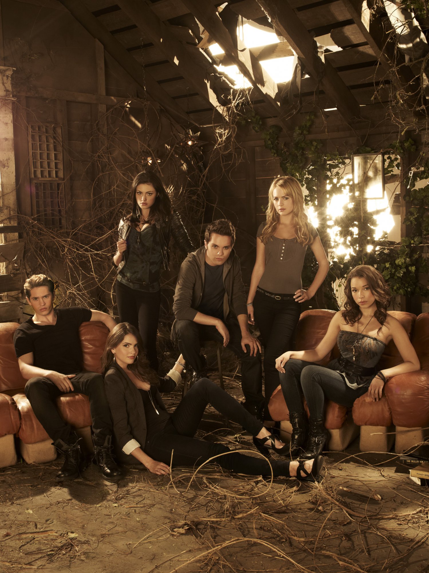 The Secret Circle Photo Britt Robertson Thomas Dekker Phoebe Tonkin Louis Hunter Jessica 2556