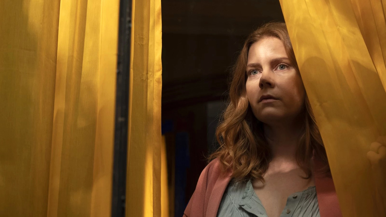 La Femme à la fenêtre sur Netflix : c'est quoi ce thriller hitchcockien