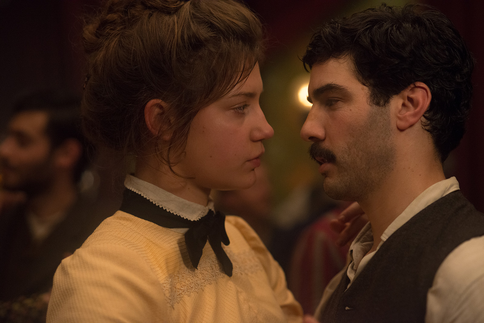 Photo de Tahar Rahim - Les Anarchistes : Photo Adèle Exarchopoulos, Tahar  Rahim - Photo 69 sur 149 - AlloCiné