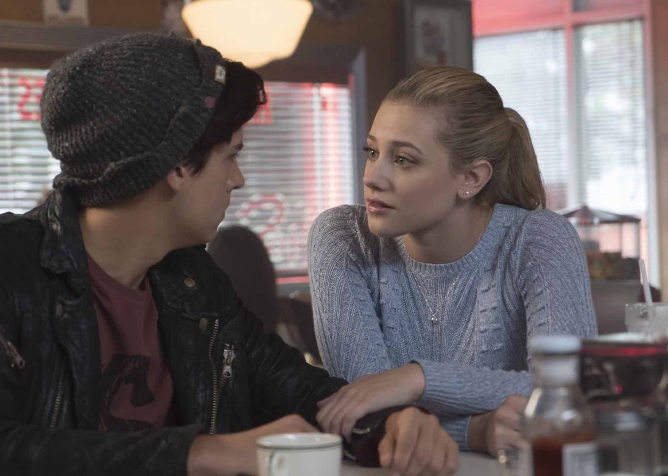 Films Et Séries Tv Avec Lili Reinhart Riverdale : Photo Cole Sprouse, Lili Reinhart - 286 sur 425 - AlloCiné