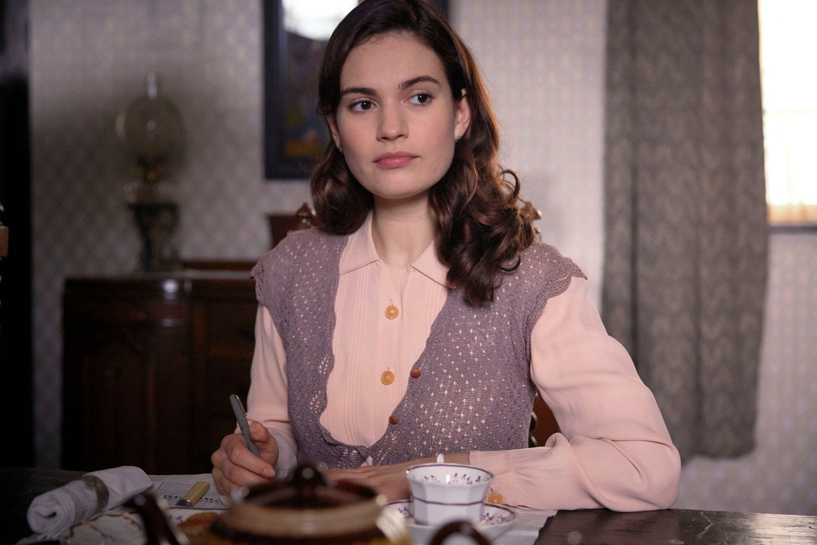 Le Cercle Littéraire Des épluchures De Patates Film Netflix Photo de Lily James - Le Cercle littéraire de Guernesey : Photo Lily