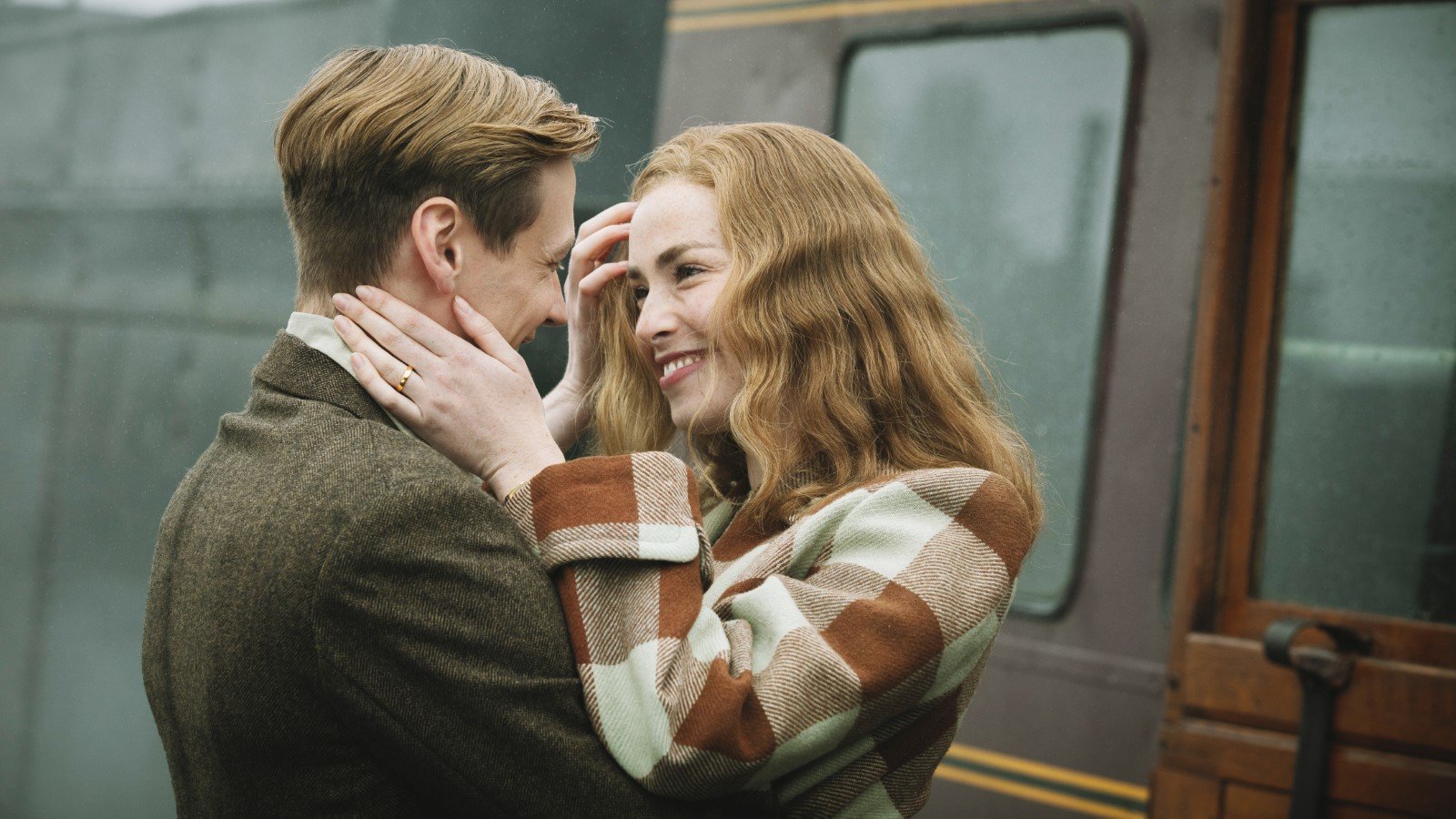 Photo De Freya Mavor The Keeper Photo David Kross Freya Mavor 