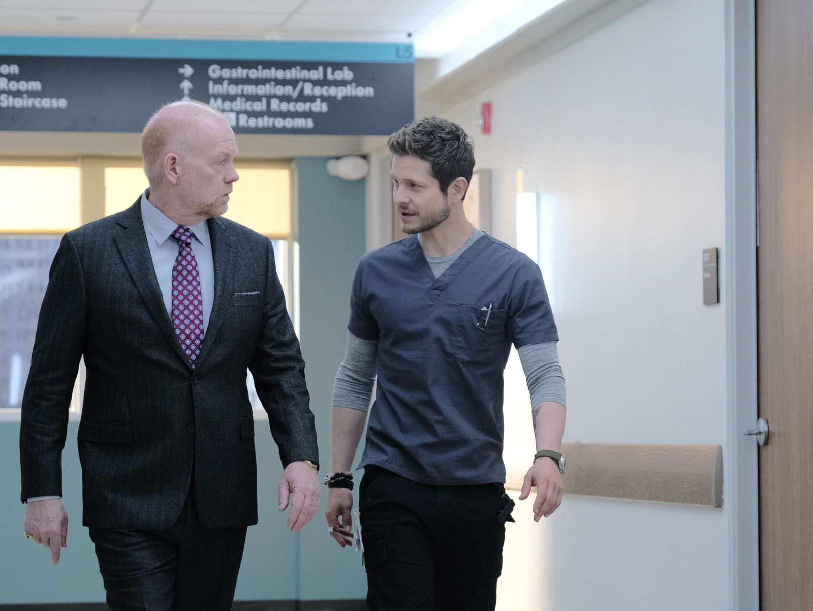 Photo de Glenn Morshower - The Resident : Photo Matt Czuchry, Glenn Morshower - Photo 1 sur 9
