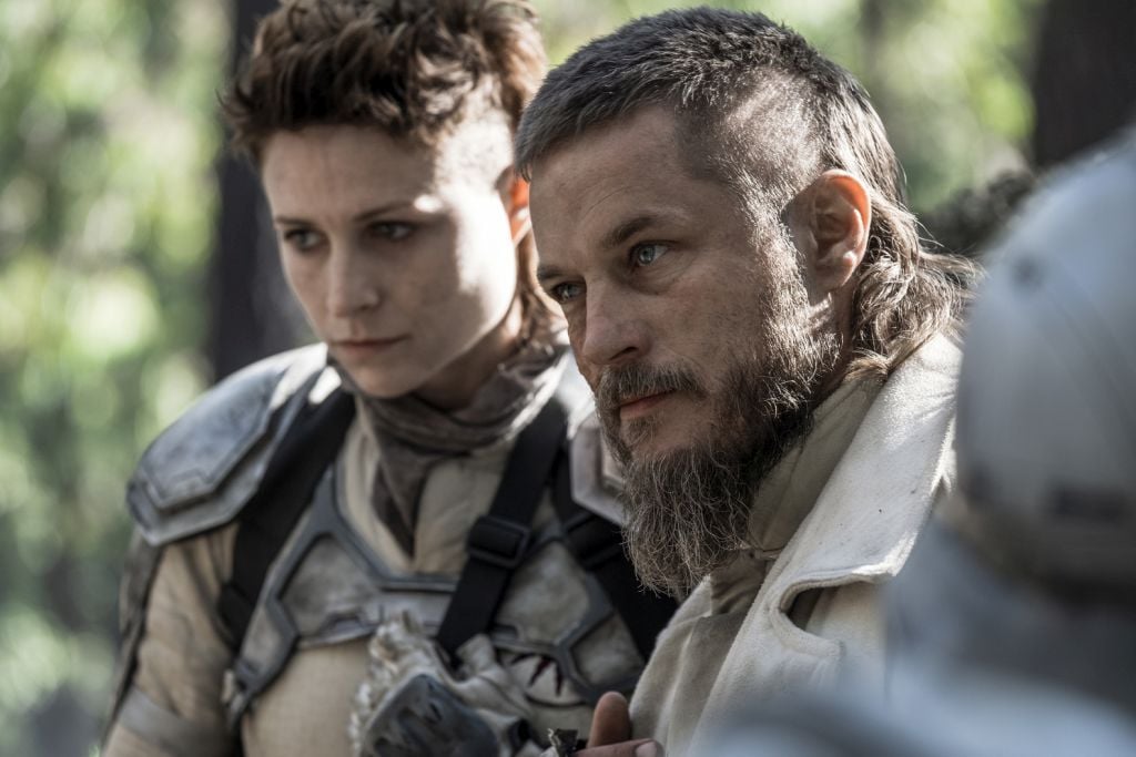 Raised By Wolves Saison 2 épisode 8 Raised By Wolves (2020) : Photo Niamh Algar, Travis Fimmel - 8 sur 22