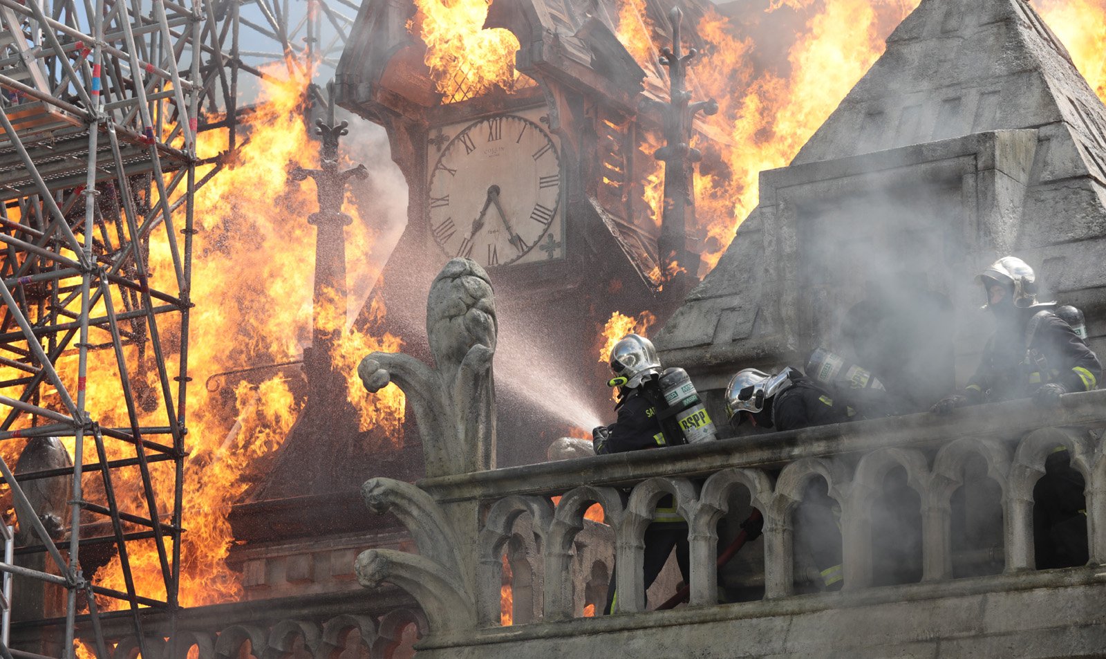 圖https://fr.web.img5.acsta.net/pictures/22/02/09/17/07/2033651.jpg, 燃燒的巴黎聖母院 Notre-Dame brûle (2022 法國片)