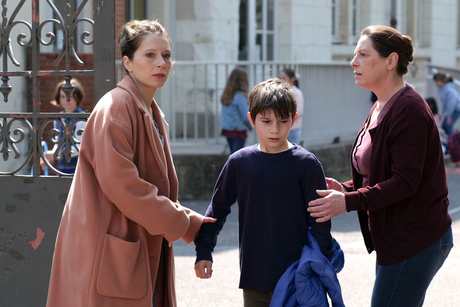 Photo de Ophelia Kolb - Ce que Pauline ne vous dit pas : Photo Ophelia  Kolb, Solan Machado-Graner, Sandrine Greaume - Photo 7 sur 30 - AlloCiné