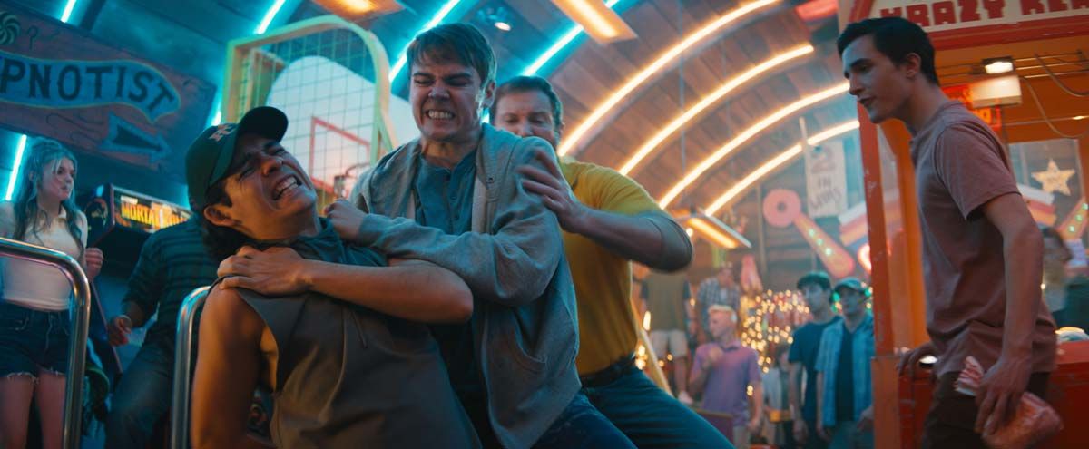 Nobody 2 : Photo Lucius Hoyos, Gage Munroe