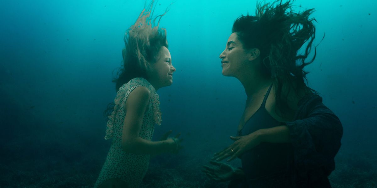Changer l'eau des fleurs : Photo Leïla Bekhti