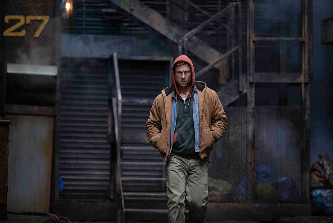 Running Man : Photo Glen Powell