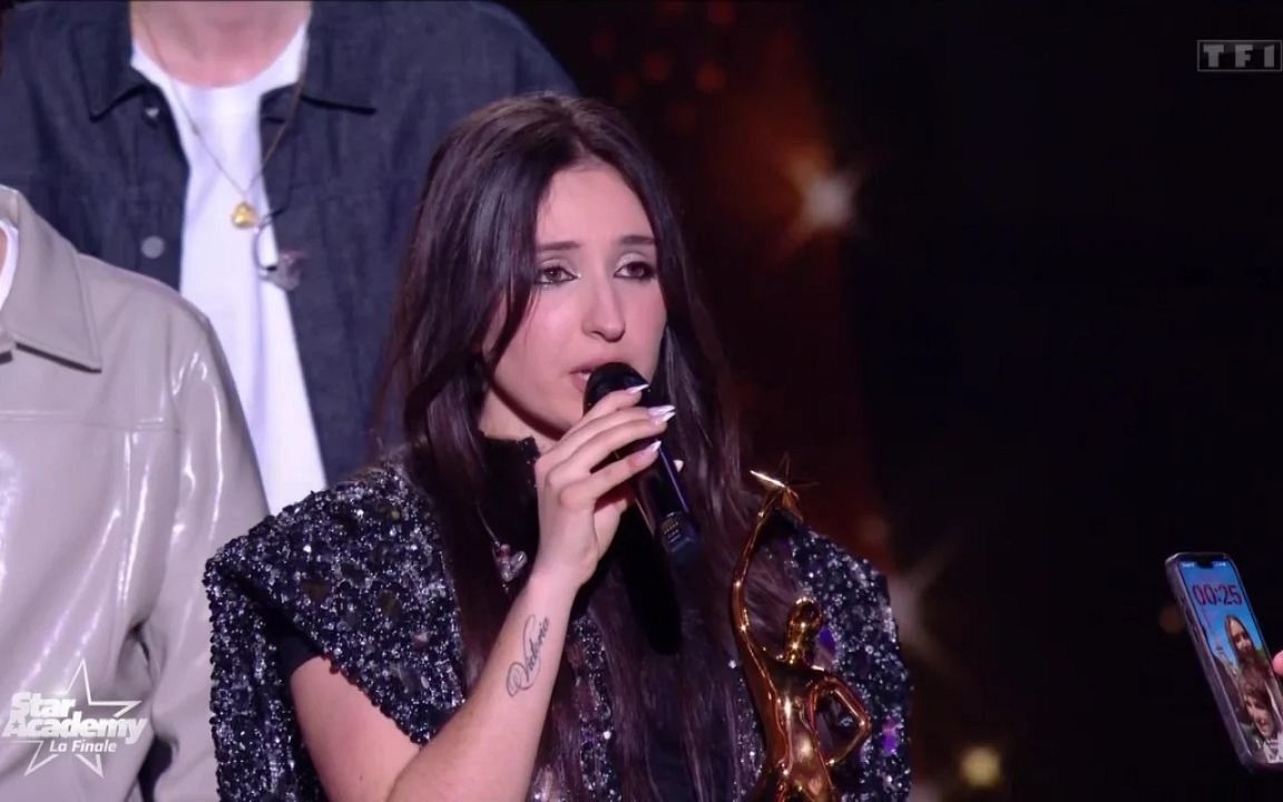 Star Academy : imprévu sur scène pour Ambre, plus de peur que de mal - TV  ACTU by AlloCiné
