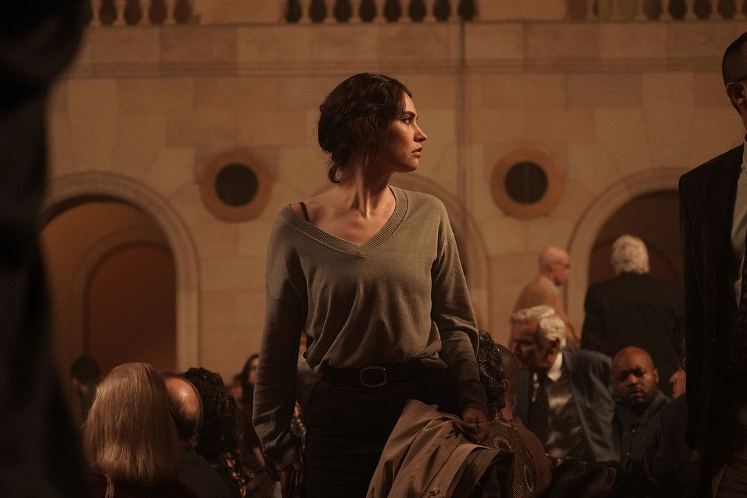 L'Intermédiaire (Relay) : Photo Lily James