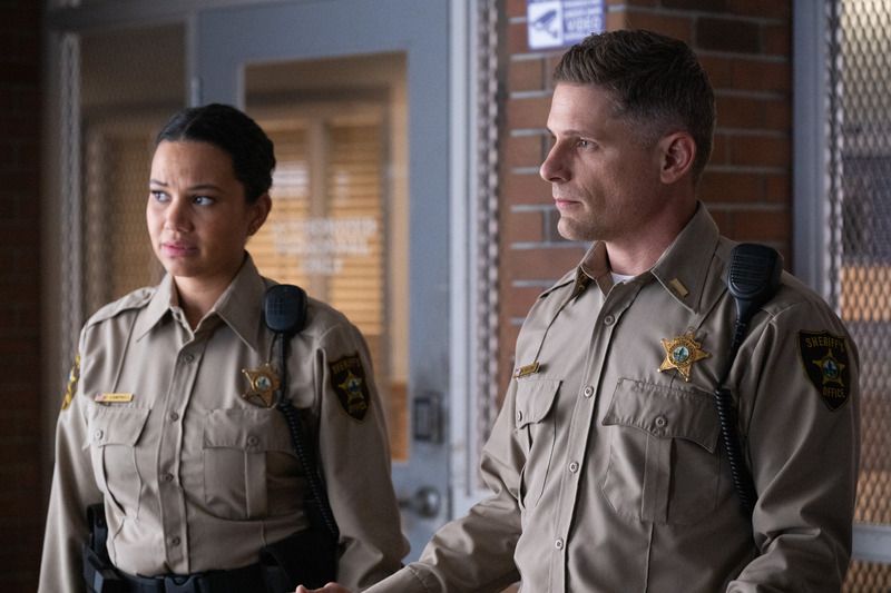 Sheriff Country : Photo Matt Lauria, Michele Weaver
