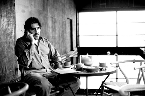 Coffee and cigarettes : Photo Alfred Molina