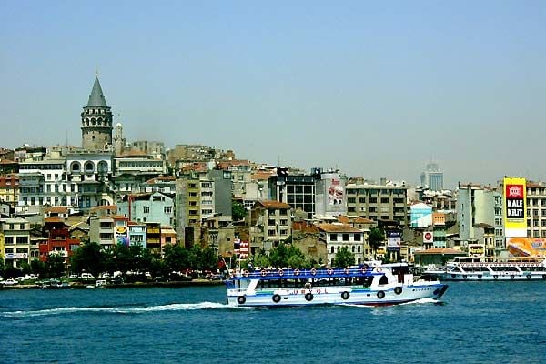 Crossing the bridge - the sound of Istanbul : Photo