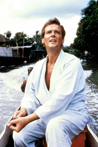 L'Homme au pistolet d'or : Photo Roger Moore