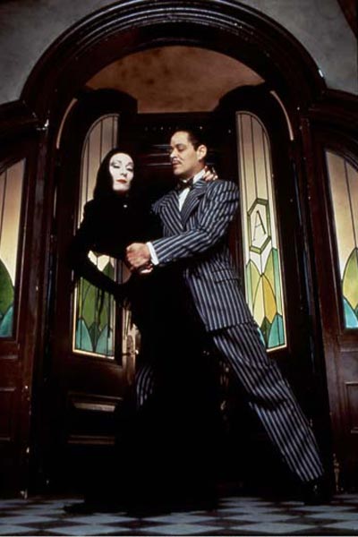 La Famille Addams : Photo Raúl Julia, Anjelica Huston