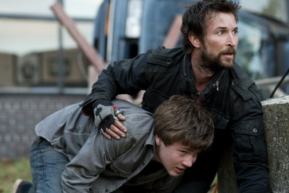 Falling Skies : Photo Connor Jessup, Noah Wyle