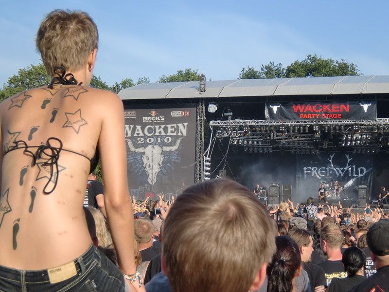 Metaller die auf Brüste starren : Photo