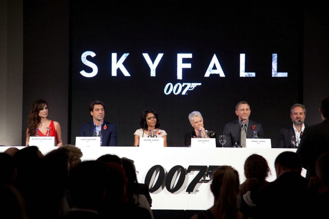 Skyfall : Photo promotionnelle Bérénice Marlohe, Javier Bardem, Naomie Harris, Judi Dench, Daniel Craig, Sam Mendes