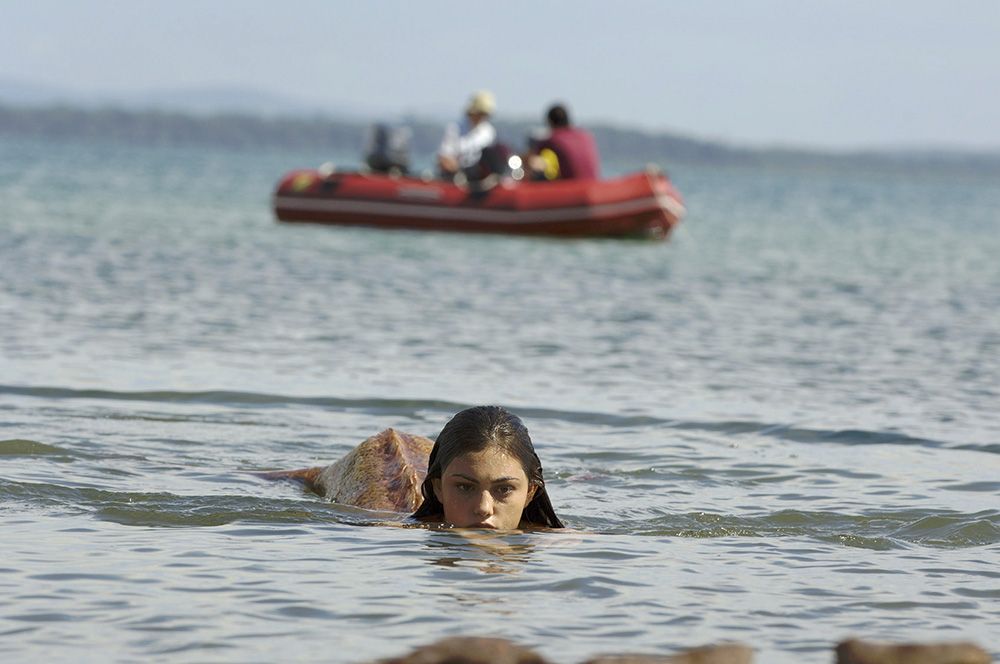 H2O : Photo Phoebe Tonkin