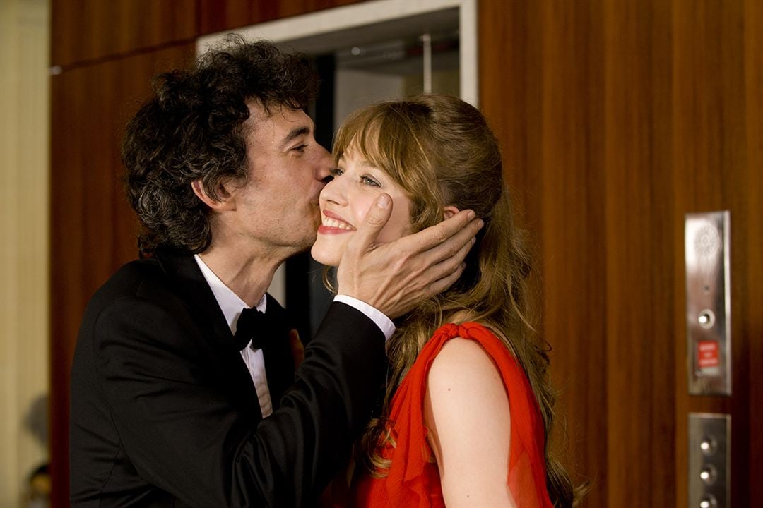 Des gens qui s'embrassent : Photo Eric Elmosnino, Lou de Laâge